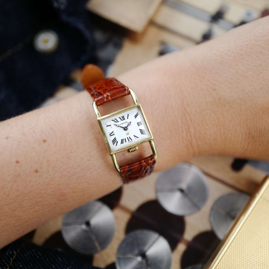 cafe noir les montres vintage horloger marseille vintage heno montre femme étrier hermès cuir