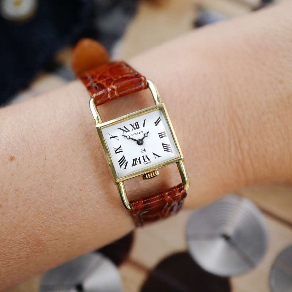 cafe noir les montres vintage horloger marseille vintage heno montre femme étrier hermès cuir