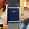 cafe noir les montres vintage cartier tank must WSTA0055 cadran bleu boite papiers full set neuve de stock 2024