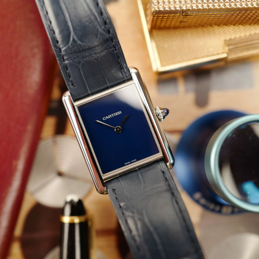 cafe noir les montres vintage cartier tank must WSTA0055 cadran bleu boite papiers full set neuve de stock 2024