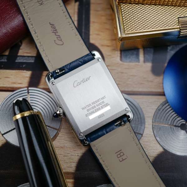 cafe noir les montres vintage cartier tank must WSTA0055 cadran bleu boite papiers full set neuve de stock 2024