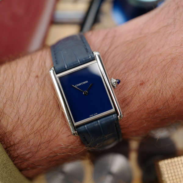 cafe noir les montres vintage cartier tank must WSTA0055 cadran bleu boite papiers full set neuve de stock 2024