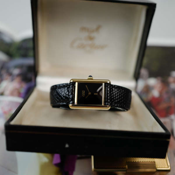 cafe noir les montres vintage horloger marseille montres cartier tank must mecanique manuelle vintage PM petit modele taille femme cadran noir laqué vintage