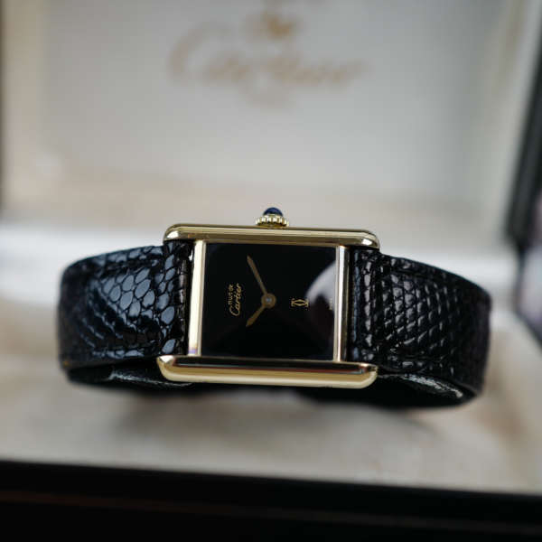 cafe noir les montres vintage horloger marseille montres cartier tank must mecanique manuelle vintage PM petit modele taille femme cadran noir laqué vintage