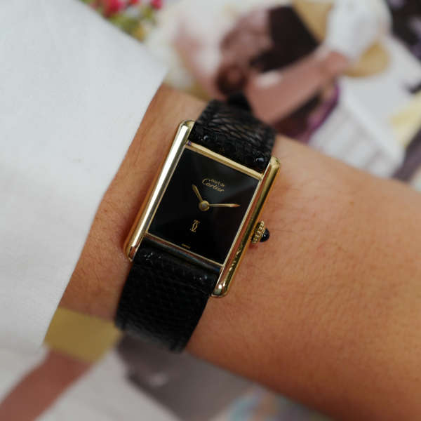 cafe noir les montres vintage horloger marseille montres cartier tank must mecanique manuelle vintage PM petit modele taille femme cadran noir laqué vintage