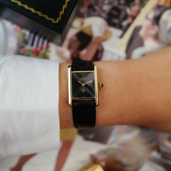 cafe noir les montres vintage horloger marseille montres cartier tank must mecanique manuelle vintage PM petit modele taille femme cadran noir laqué vintage