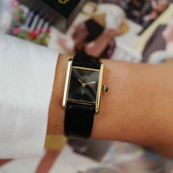 cafe noir les montres vintage horloger marseille montres cartier tank must mecanique manuelle vintage PM petit modele taille femme cadran noir laqué vintage