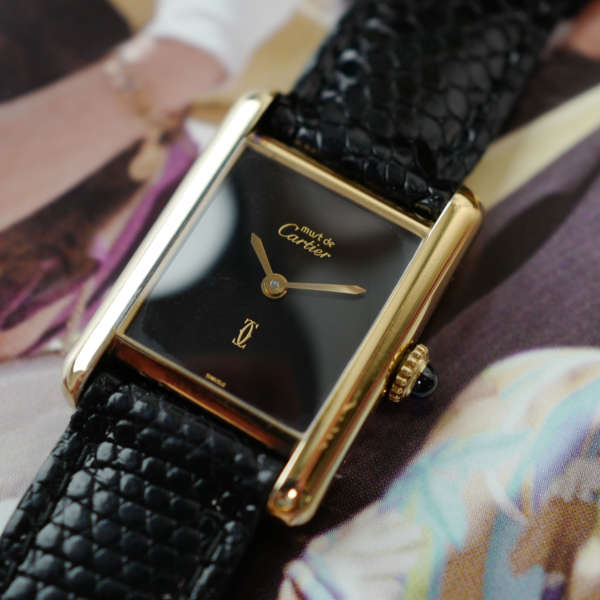 cafe noir les montres vintage horloger marseille montres cartier tank must mecanique manuelle vintage PM petit modele taille femme cadran noir laqué vintage