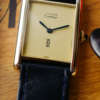 cafe noir les montres vintage rare montre cartier tank must grand modele dorée homme femme boite papier full set