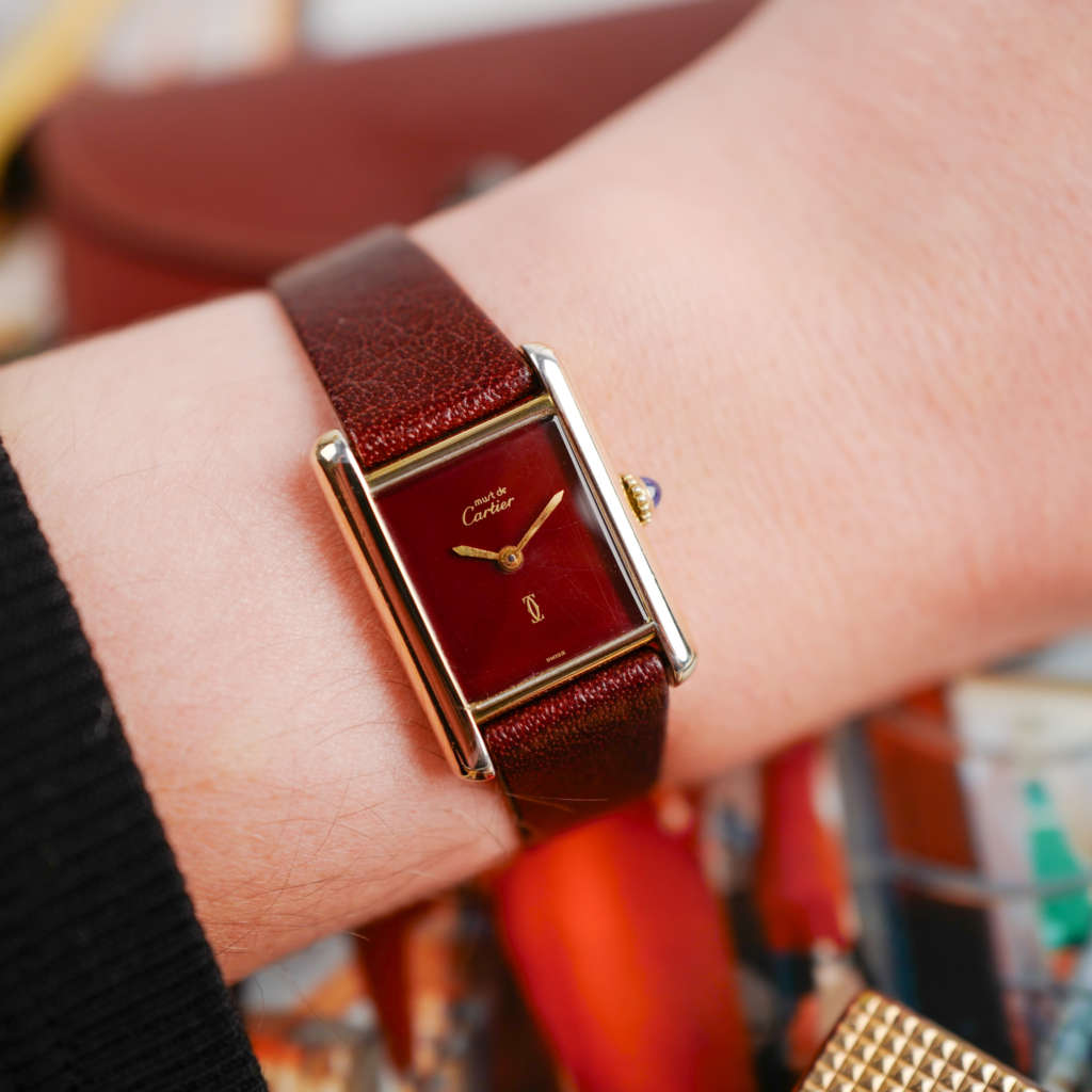 cafe noir les montres vintage horloger marseille montres cartier tank must mecanique manuelle vintage PM petit modele taille femme cadran burgundy bordeaux rouge laqué vintage