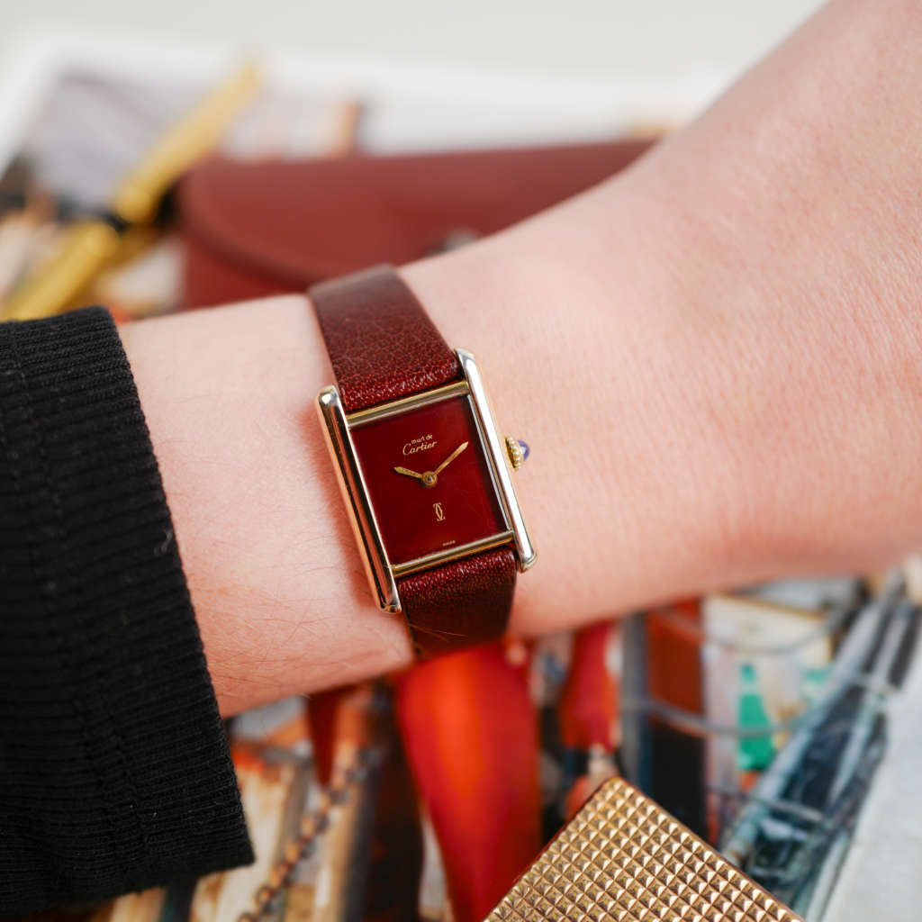 cafe noir les montres vintage horloger marseille montres cartier tank must mecanique manuelle vintage PM petit modele taille femme cadran burgundy bordeaux rouge laqué vintage