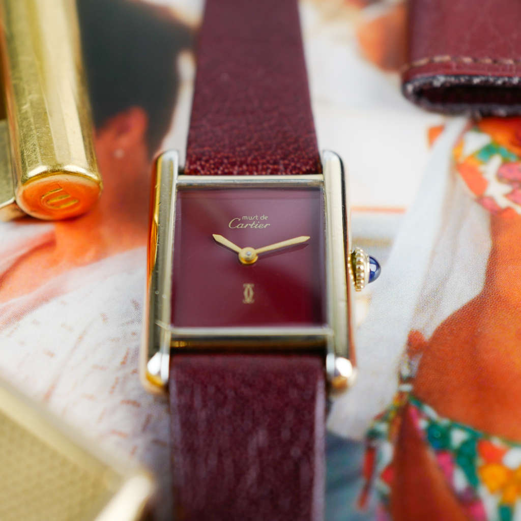 cafe noir les montres vintage horloger marseille montres cartier tank must mecanique manuelle vintage PM petit modele taille femme cadran burgundy bordeaux rouge laqué vintage