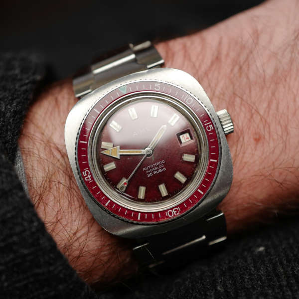 cafe noir les montres horloger marseille aime montre de plongee vintage bakelite rouge burgundy automatique bracelet metal vintage