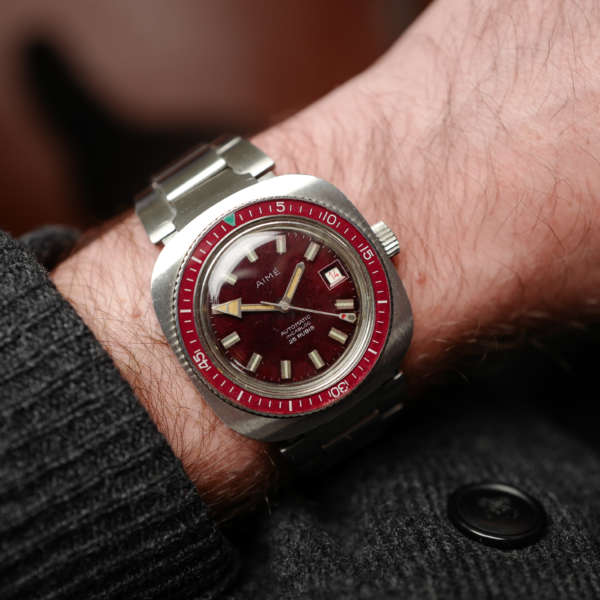 cafe noir les montres horloger marseille aime montre de plongee vintage bakelite rouge burgundy automatique bracelet metal vintage