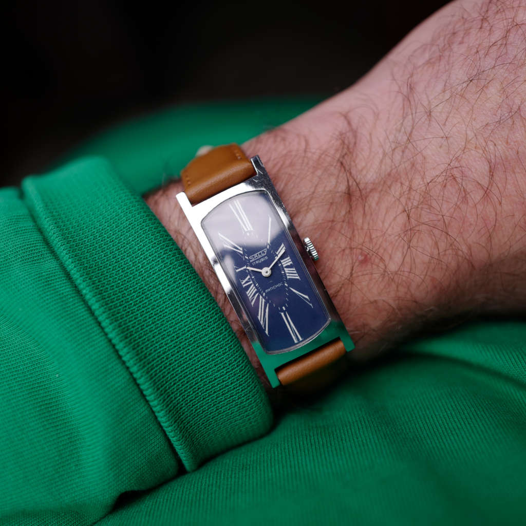 cafe noir montres horloger marseille montre Sally vintage tank cintrée atypique rectangle cadran bleu mécanique manuelle