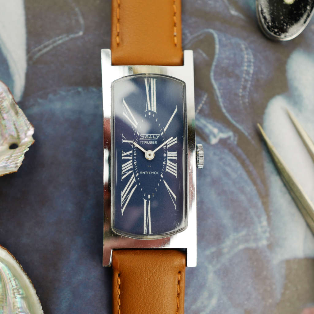 cafe noir montres horloger marseille montre Sally vintage tank cintrée atypique rectangle cadran bleu mécanique manuelle