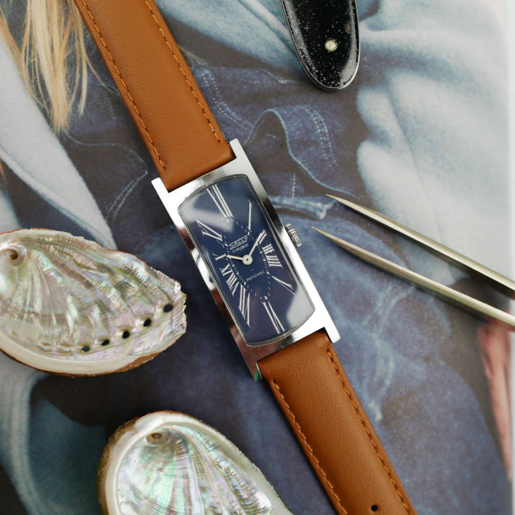cafe noir montres horloger marseille montre Sally vintage tank cintrée atypique rectangle cadran bleu mécanique manuelle