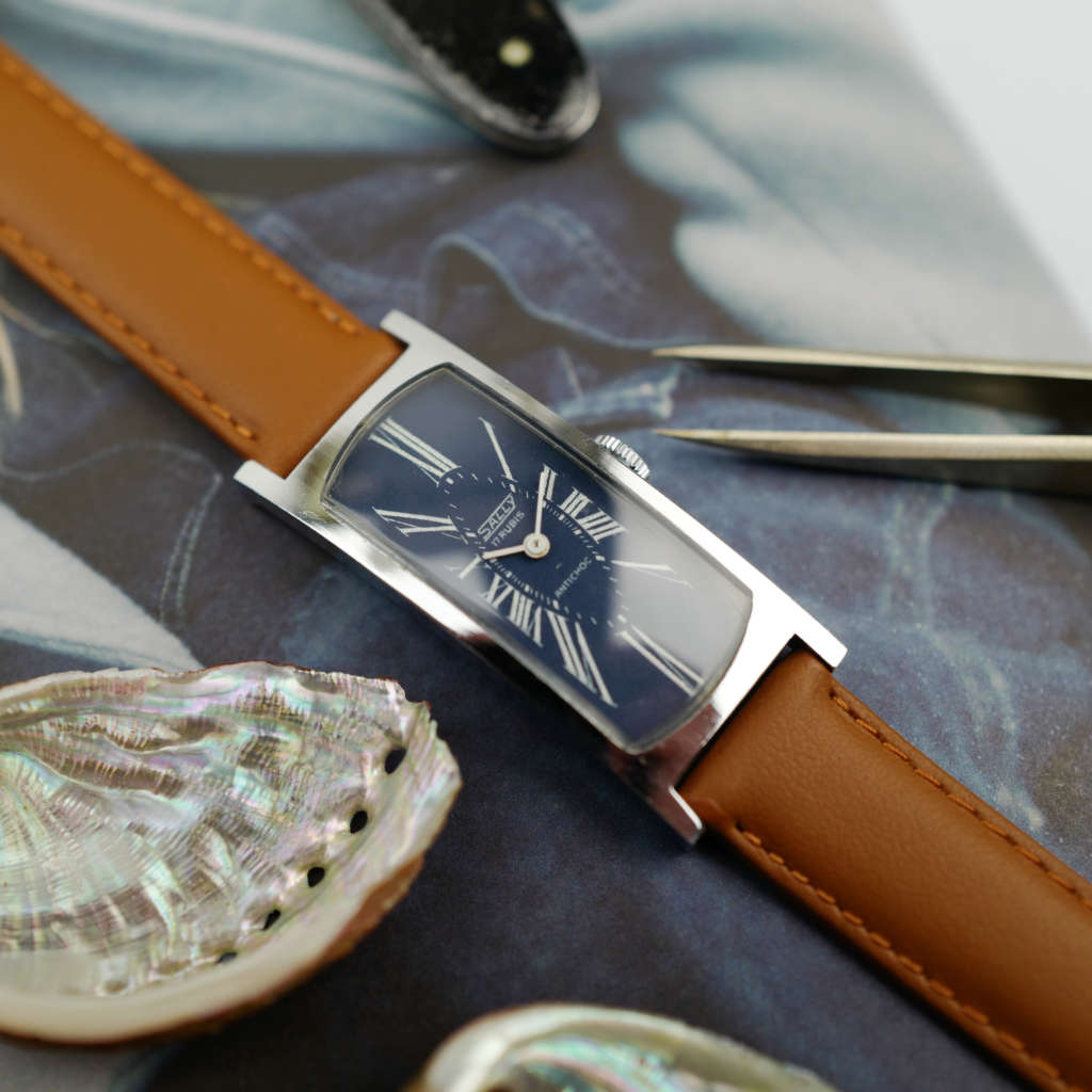 cafe noir montres horloger marseille montre Sally vintage tank cintrée atypique rectangle cadran bleu mécanique manuelle