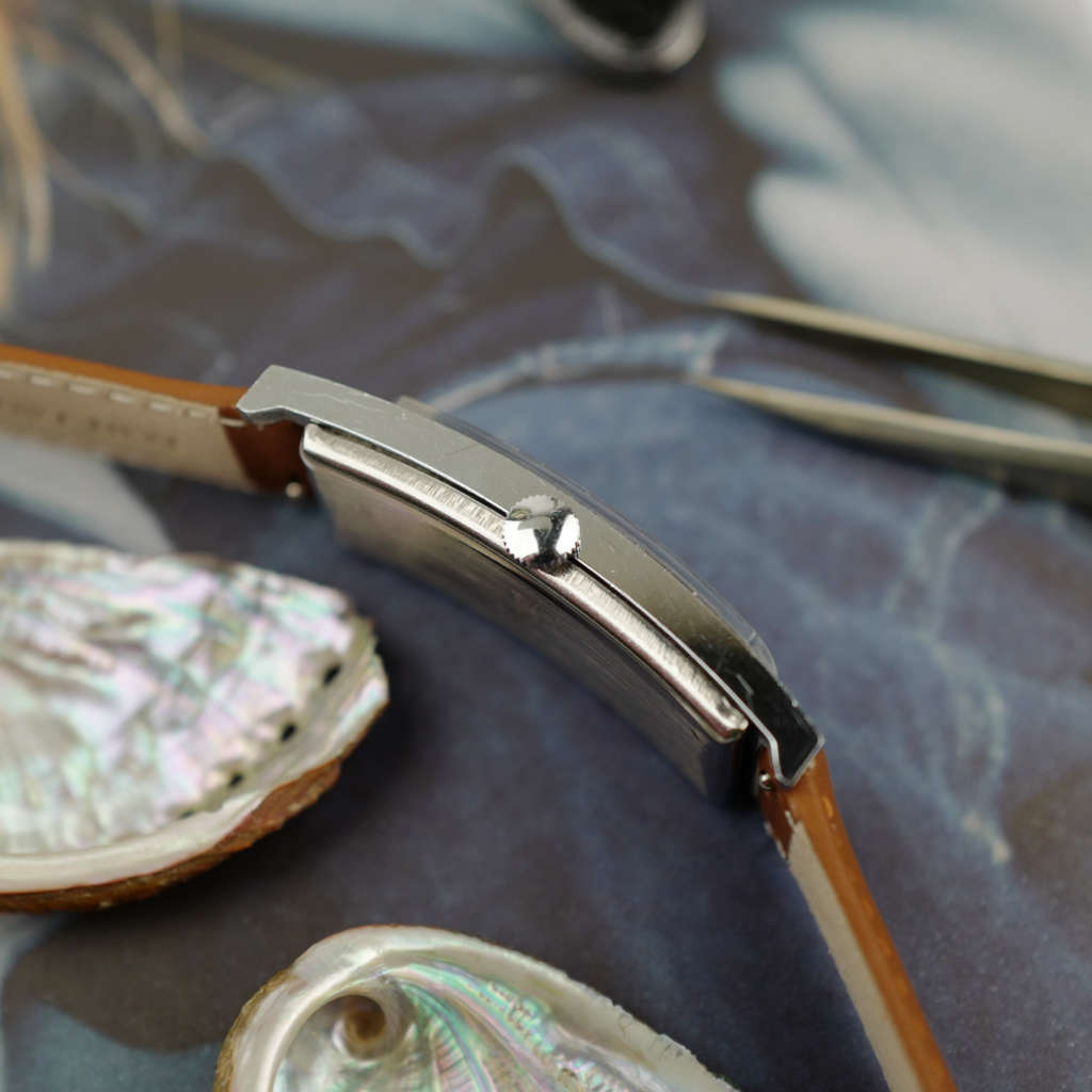 cafe noir montres horloger marseille montre Sally vintage tank cintrée atypique rectangle cadran bleu mécanique manuelle