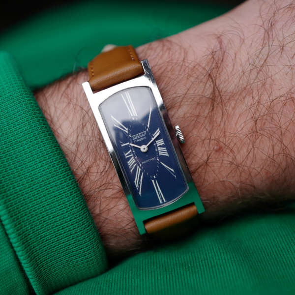 cafe noir montres horloger marseille montre Sally vintage tank cintrée atypique rectangle cadran bleu mécanique manuelle