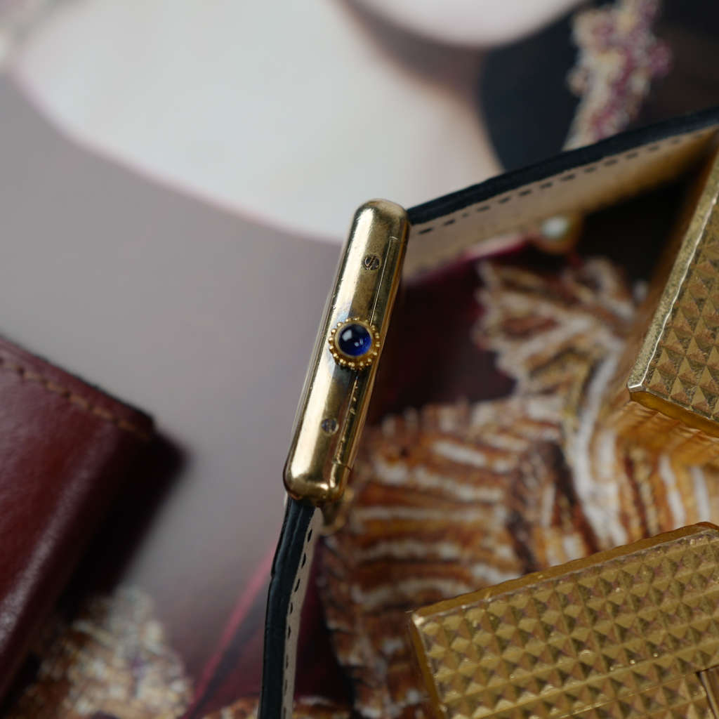 cafe noir les montres cartier tank must vintage pour femme dorée cadran noir mécanique manuelle