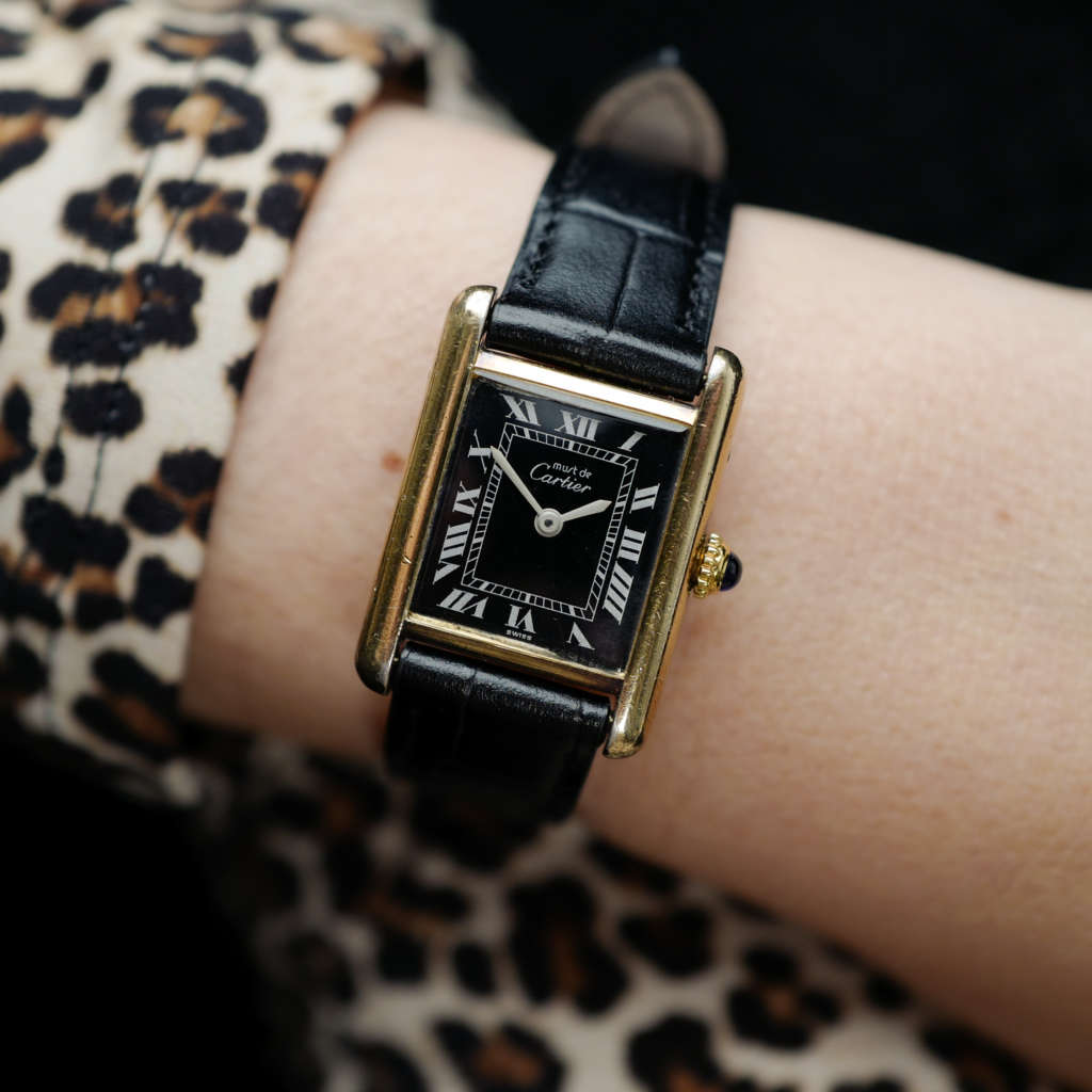 cafe noir les montres cartier tank must vintage pour femme dorée cadran noir mécanique manuelle
