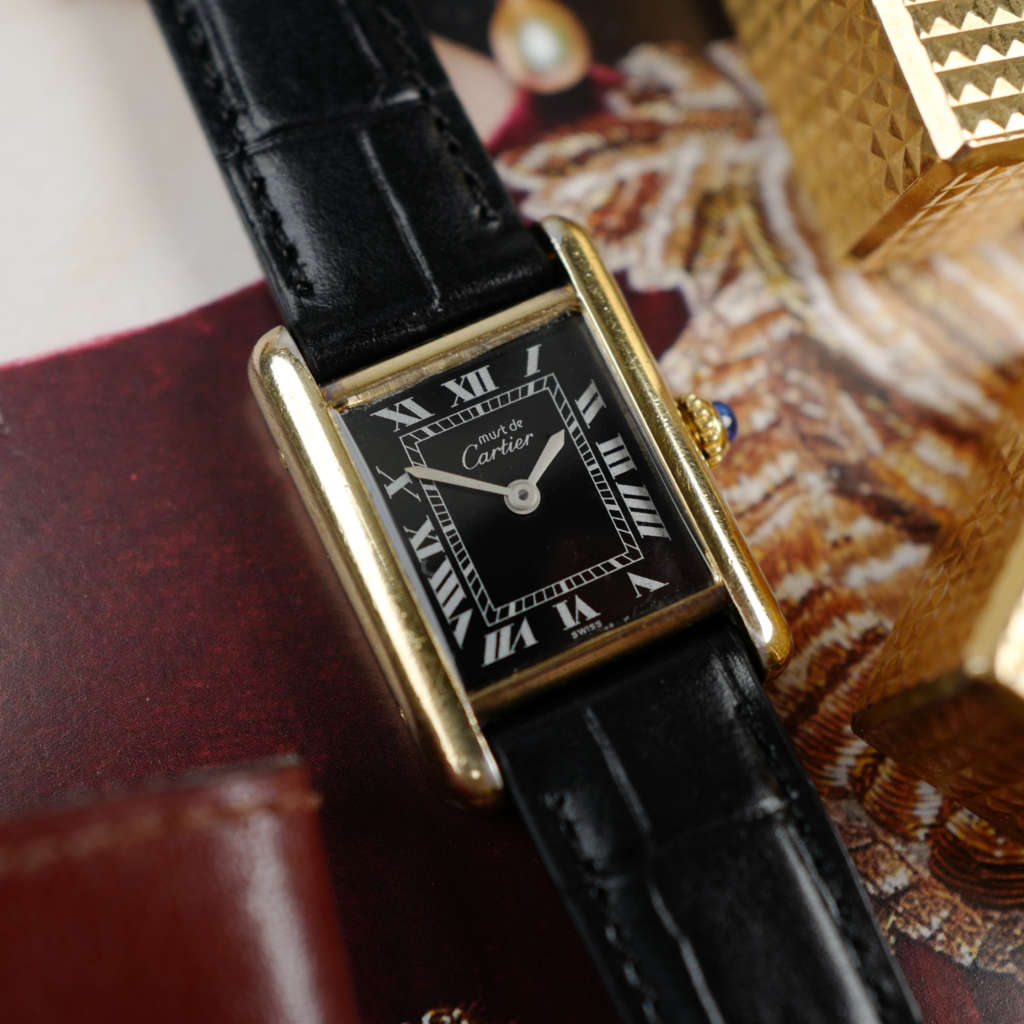 cafe noir les montres cartier tank must vintage pour femme dorée cadran noir mécanique manuelle