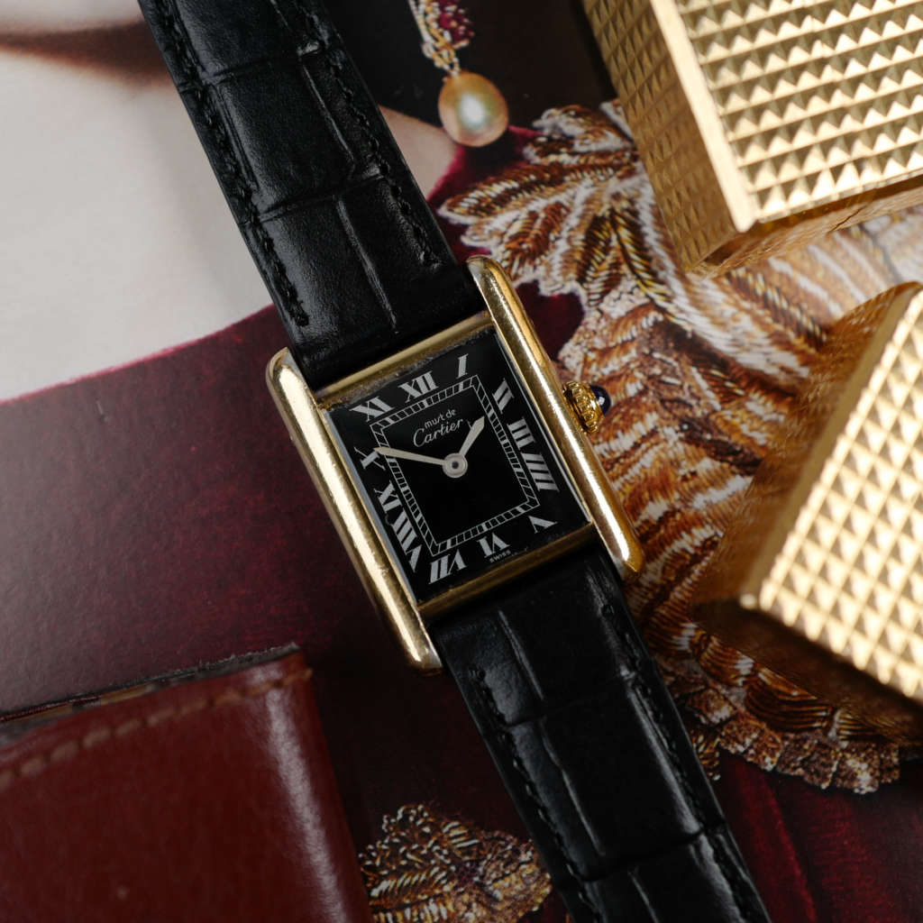 cafe noir les montres cartier tank must vintage pour femme dorée cadran noir mécanique manuelle