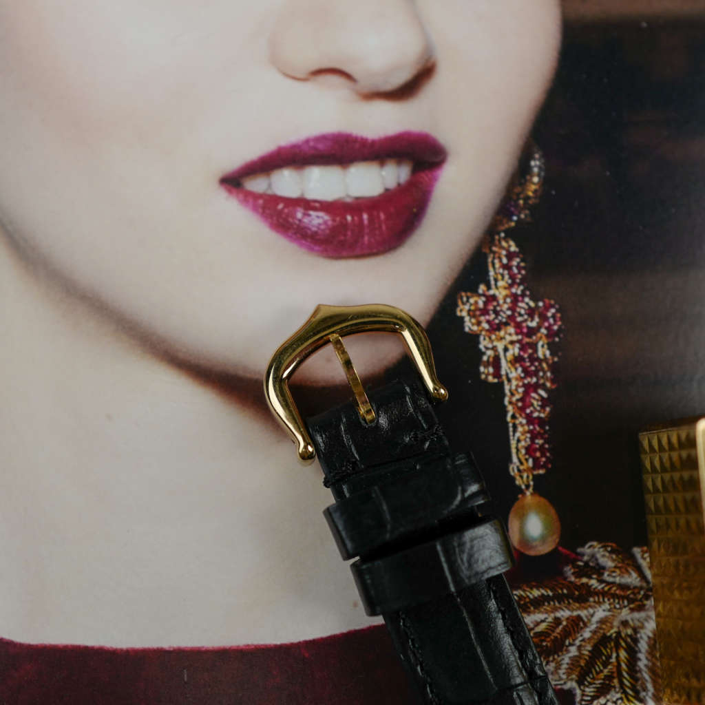 cafe noir les montres cartier tank must vintage pour femme dorée cadran noir mécanique manuelle