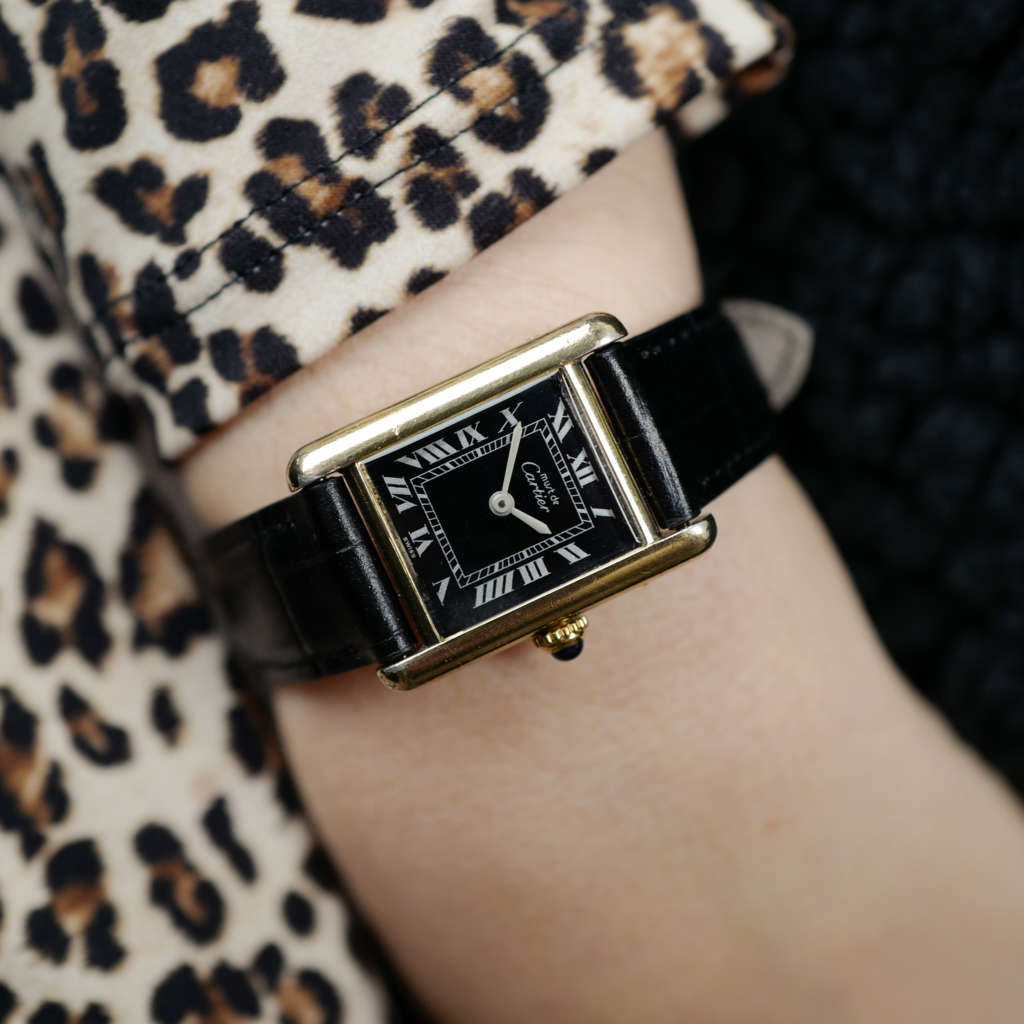 cafe noir les montres cartier tank must vintage pour femme dorée cadran noir mécanique manuelle