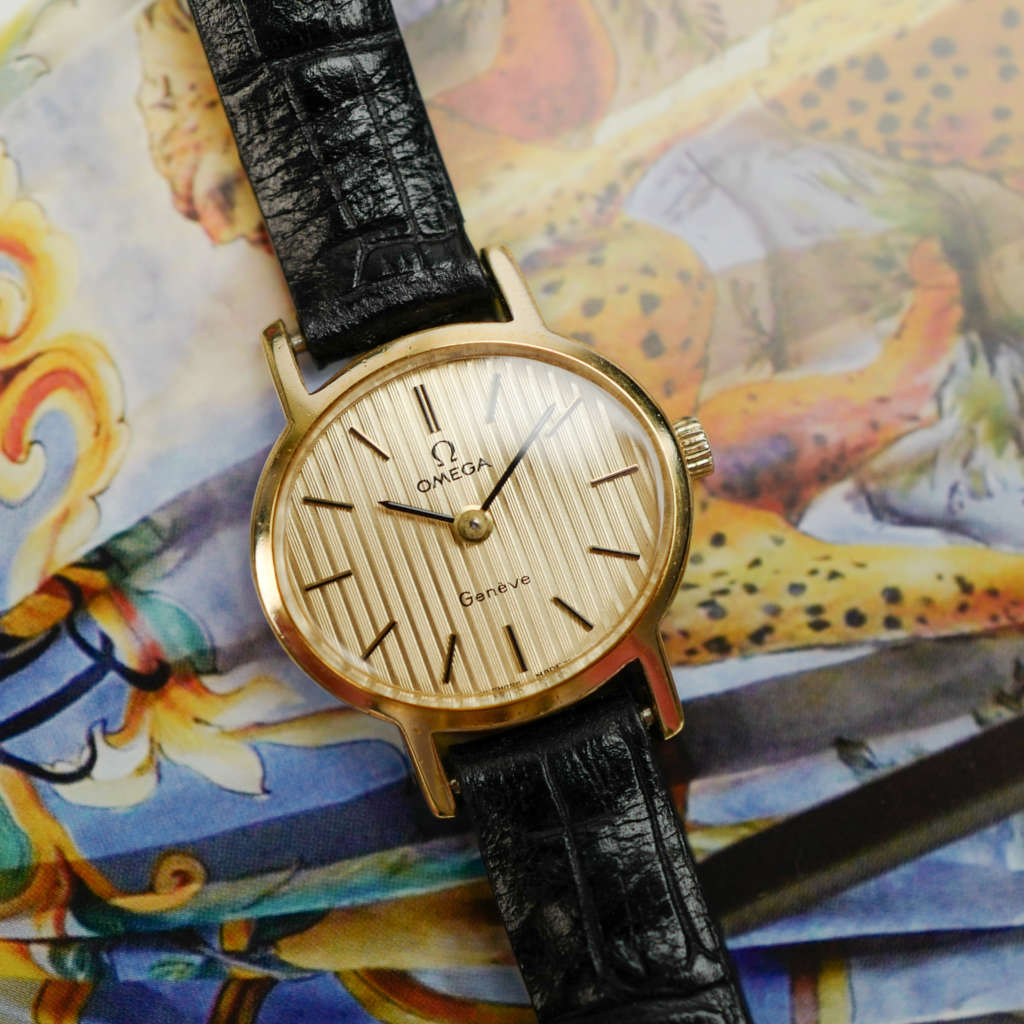 cafe noir les montres horloger marseille omega vintage mecanique mini ellipse baignoire 1989 dorée or mini montre vintage femme