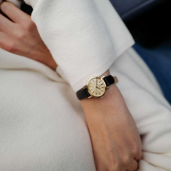 cafe noir les montres horloger marseille omega vintage mecanique mini ellipse baignoire 1989 dorée or mini montre vintage femme