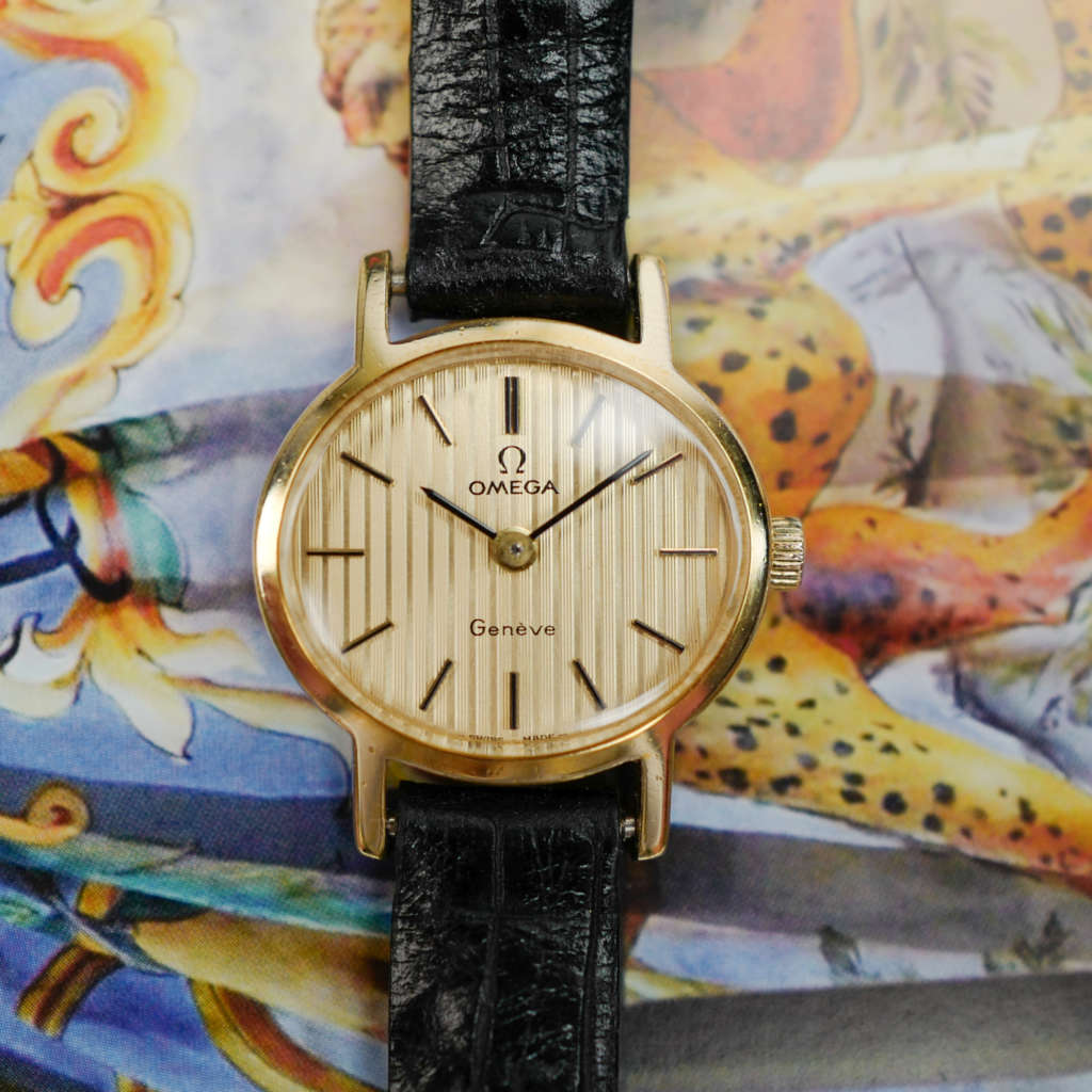 cafe noir les montres horloger marseille omega vintage mecanique mini ellipse baignoire 1989 dorée or mini montre vintage femme