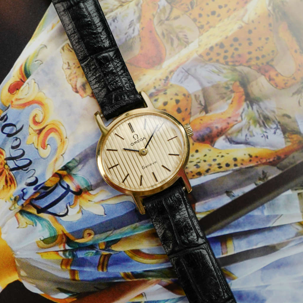 cafe noir les montres horloger marseille omega vintage mecanique mini ellipse baignoire 1989 dorée or mini montre vintage femme