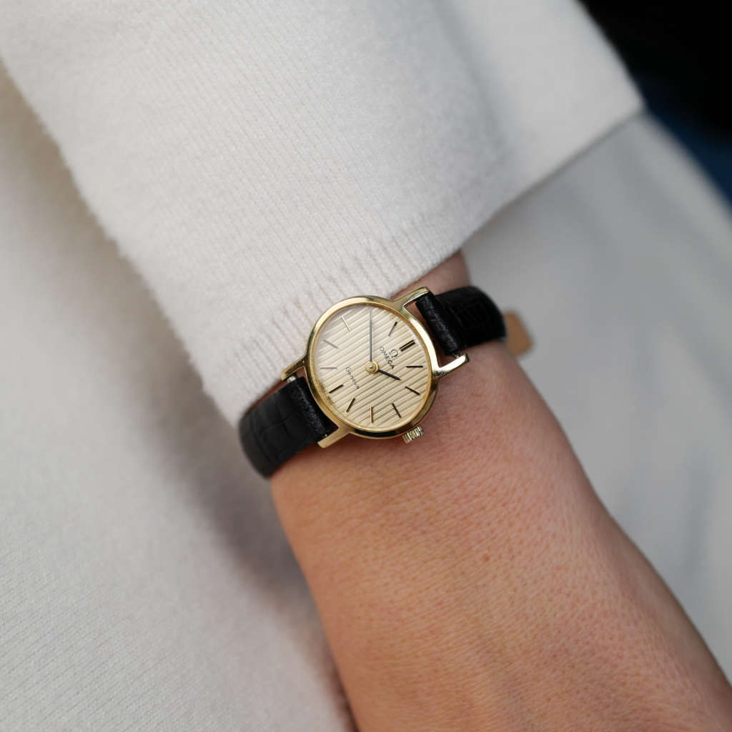 cafe noir les montres horloger marseille omega vintage mecanique mini ellipse baignoire 1989 dorée or mini montre vintage femme