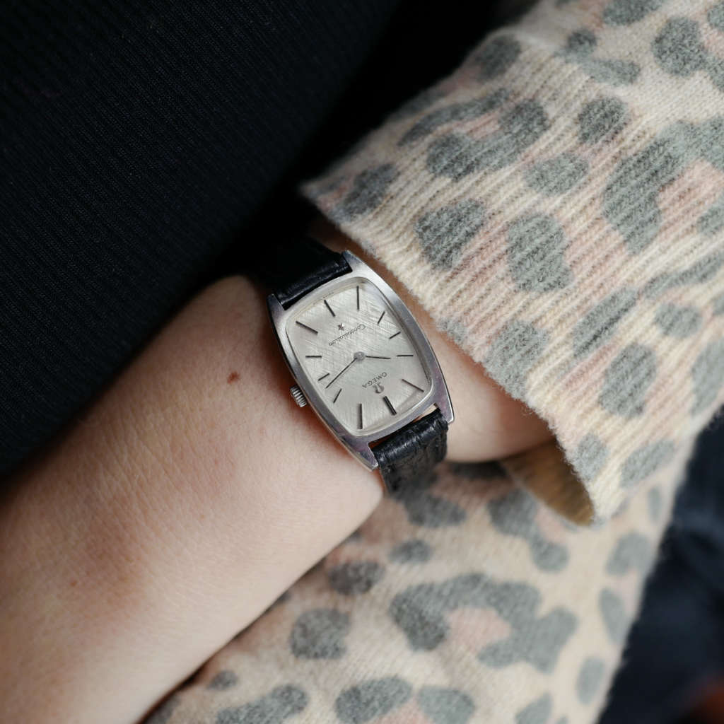 cafe noir les montres vintage horloger marseille Constellation Ellipse 511 257 mini acier cadran émaille 1968