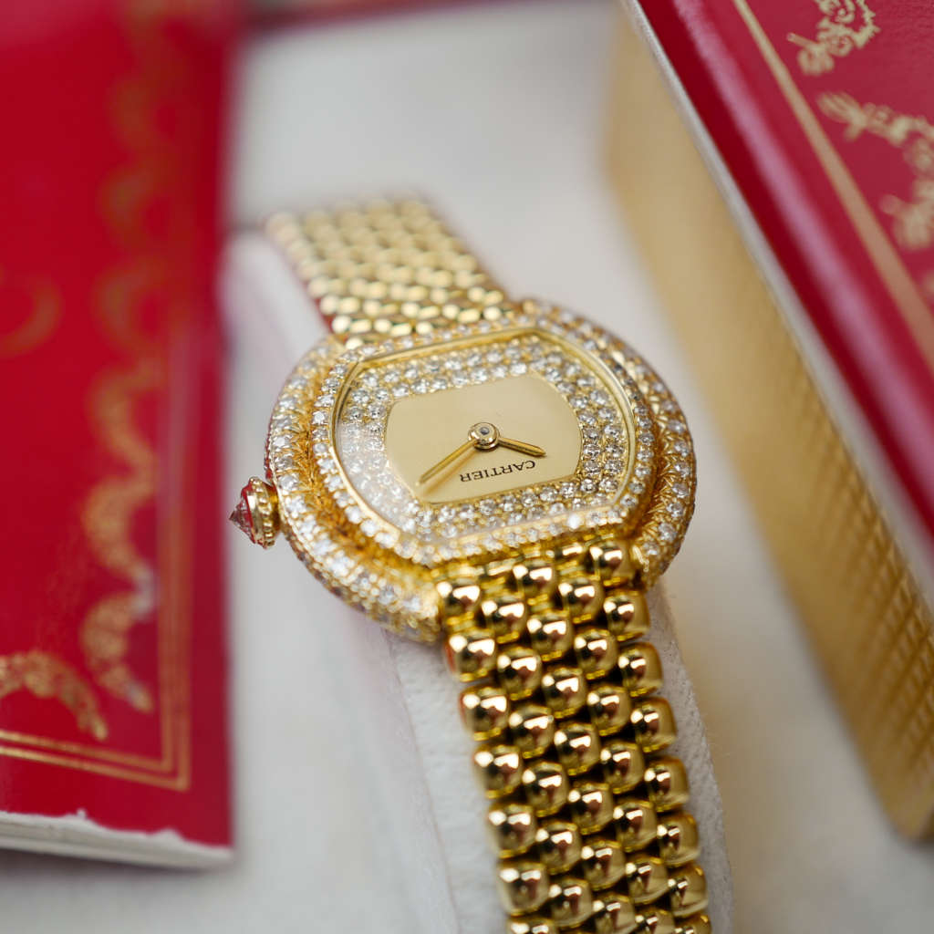 Café Noir Les Montres Marseille Cartier Ellipse femme réf. 67081 bracelet en maille en or jaune 18 carats diamants bracelet serpent commande spéciale vintage 1990