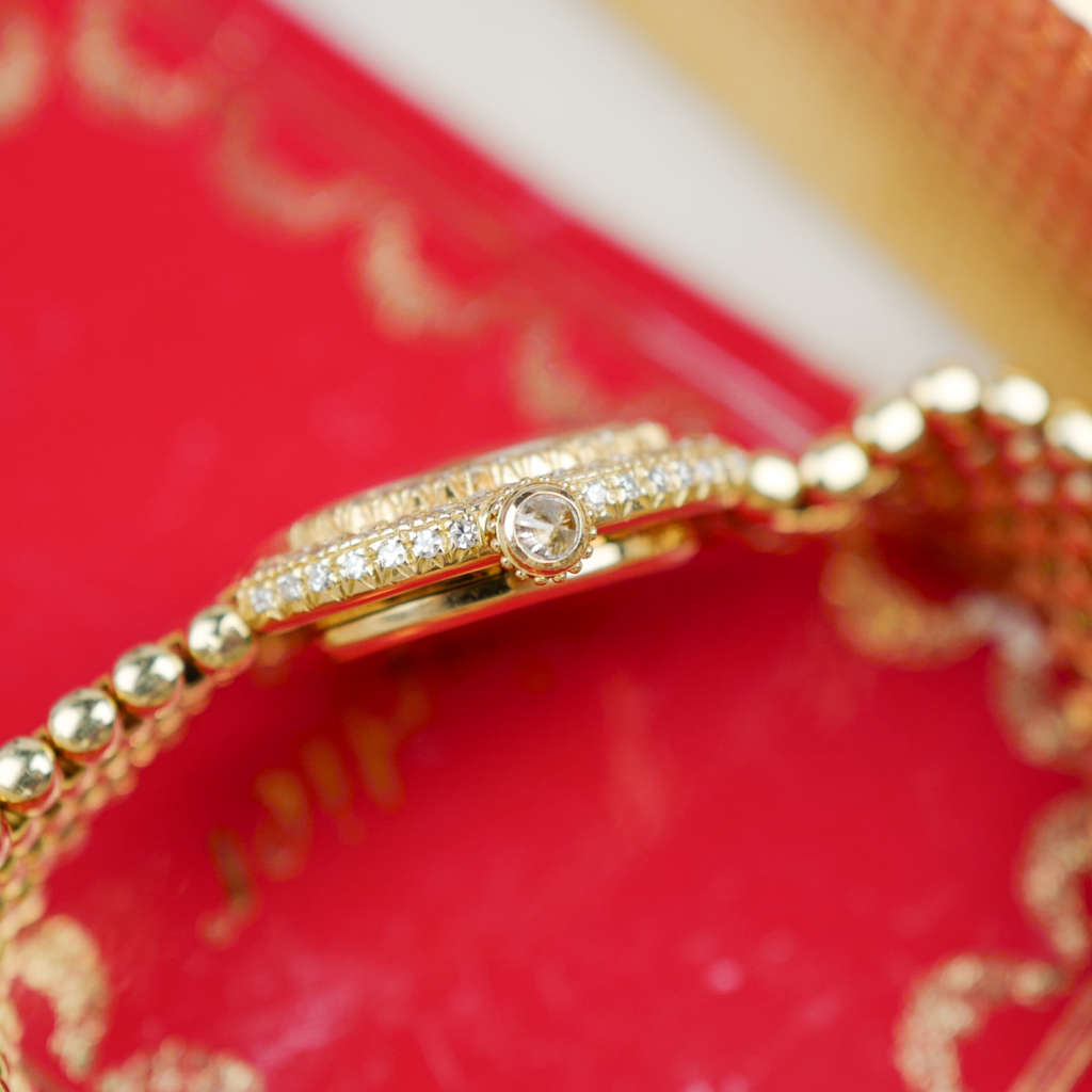 Café Noir Les Montres Marseille Cartier Ellipse femme réf. 67081 bracelet en maille en or jaune 18 carats diamants bracelet serpent commande spéciale vintage 1990