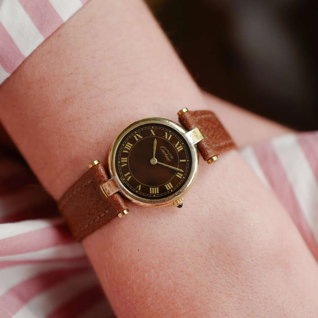 cafe noir les montres vintage horloger marseille CARTIER Vendôme Must ronde Grand Modèle Doré vintage petit modèle ronde patine marron