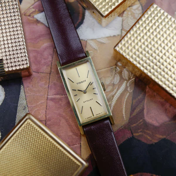cafe-noir-montre-marseille-aix-tissot-stylist-rectangulaire-vintage-doree-annees-70