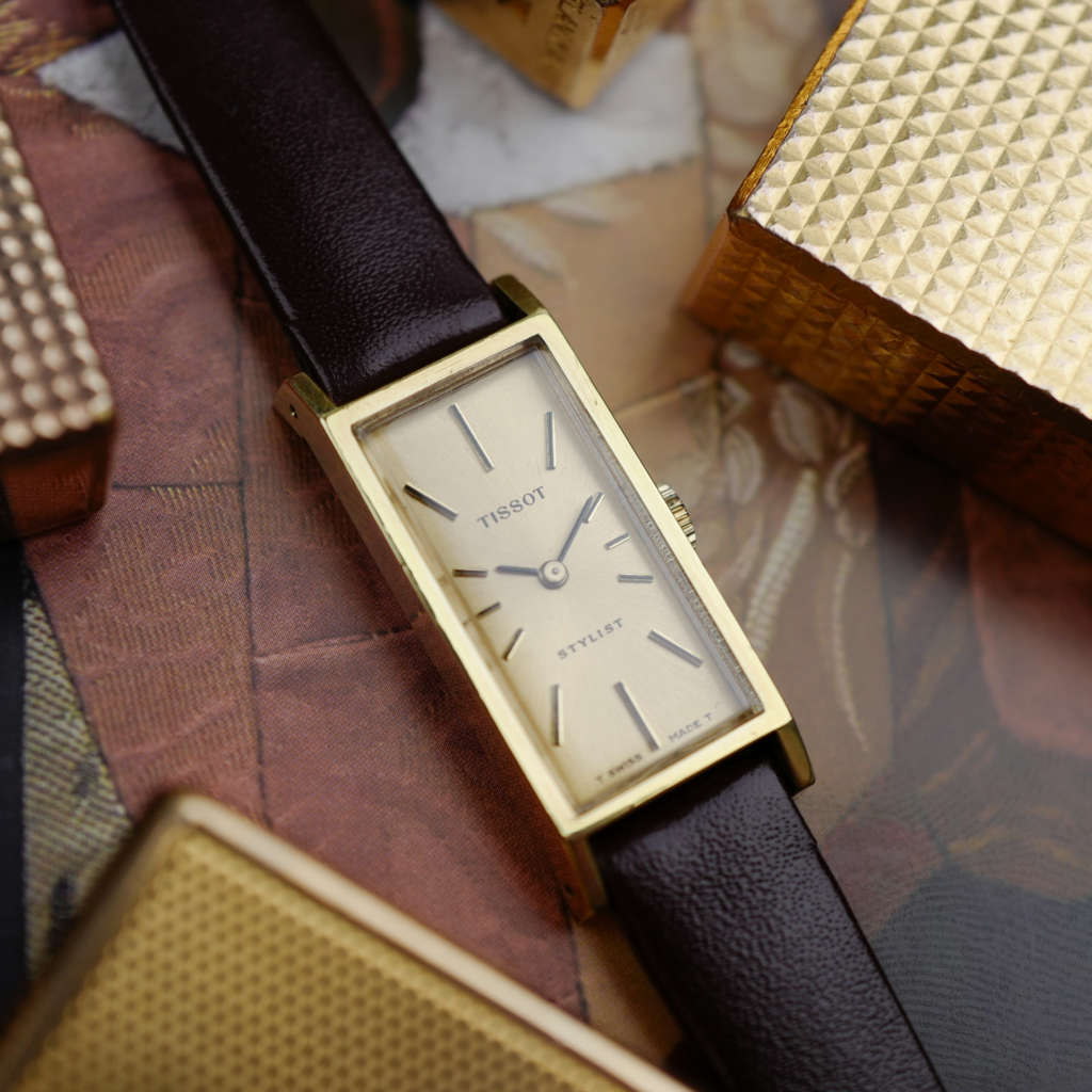 cafe-noir-montre-marseille-aix-tissot-stylist-rectangulaire-vintage-doree-annees-70