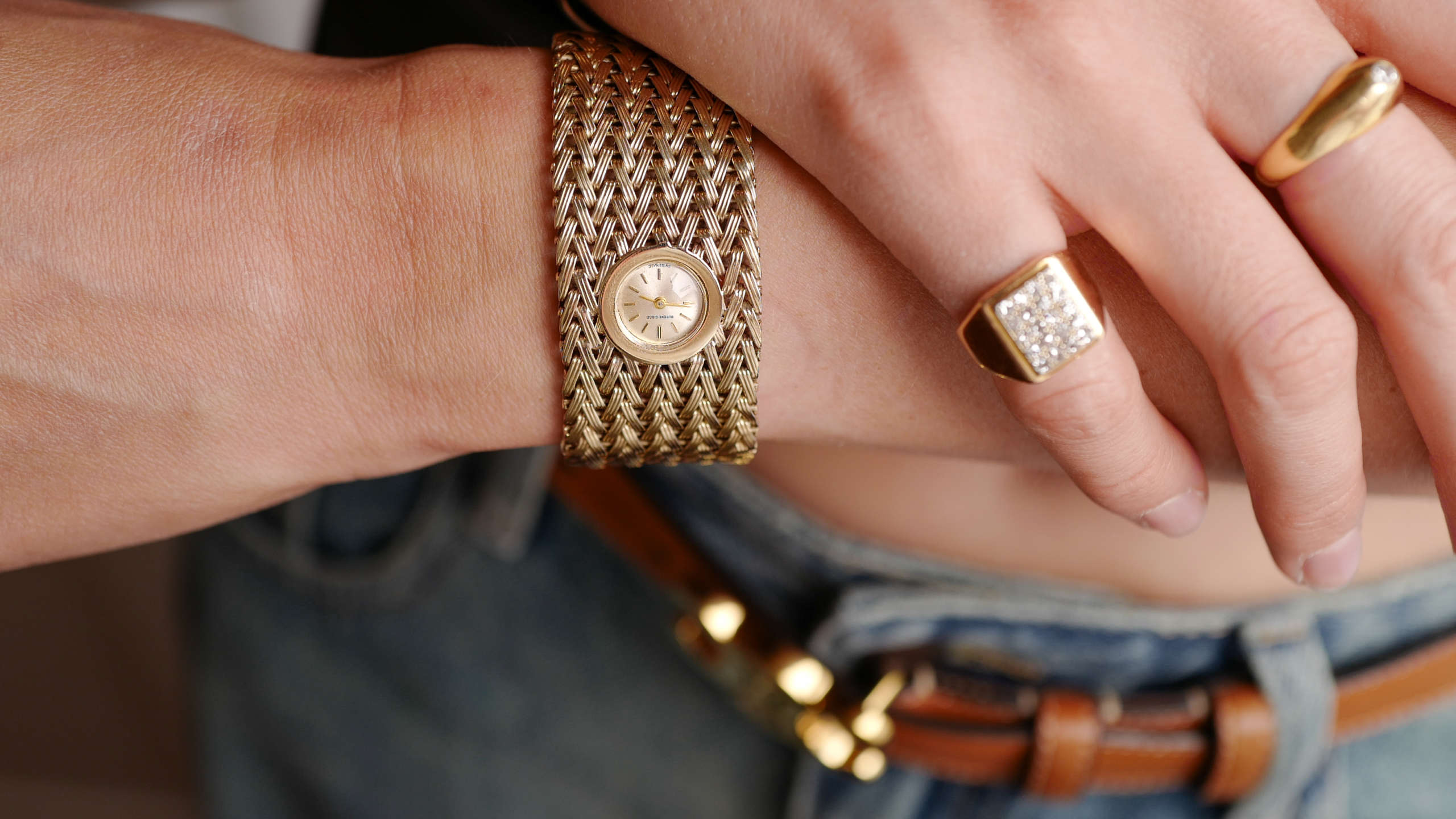 cafe-noir-les-montres-bueche-girod-bijou-manchette-jaune-vintage-1960