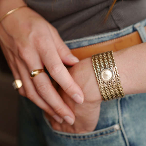 cafe-noir-les-montres-bueche-girod-bijou-manchette-jaune-vintage-1960