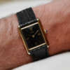 cafe-noir-les-montres-cartier-must-tank-grand-modele-noir-1990