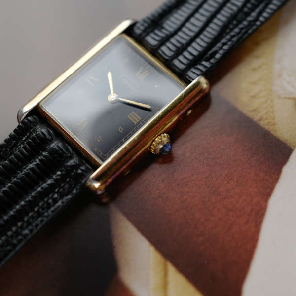 cafe-noir-les-montres-cartier-must-tank-grand-modele-noir-1990