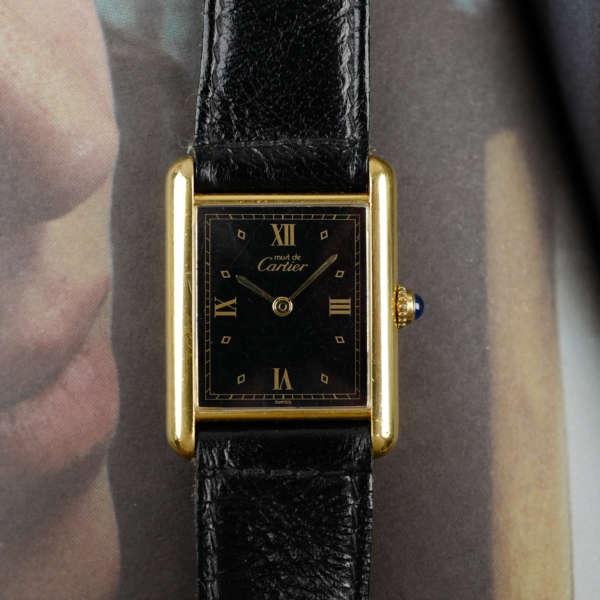 cafe-noir-les-montres-cartier-must-tank-grand-modele-noir-1990