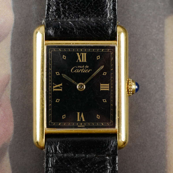cafe-noir-les-montres-cartier-must-tank-grand-modele-noir-1990