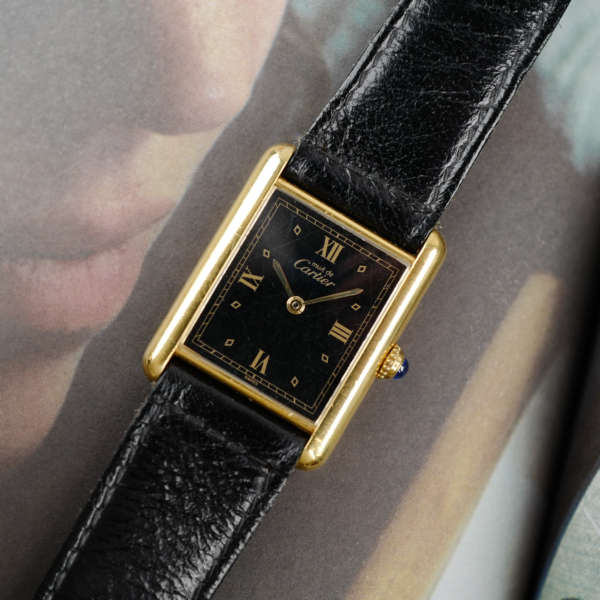 cafe-noir-les-montres-cartier-must-tank-grand-modele-noir-1990