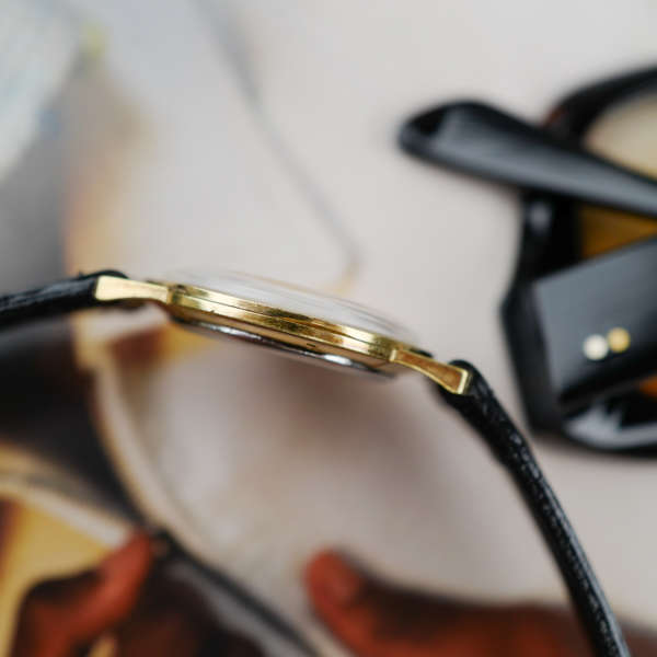 cafe noir montres horloger marseille universal-geneve-ultra-thin-31mm-or-calibre-142