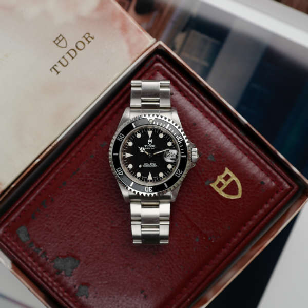 cafe-noir-montre-horloger-tudor-submariner-date-ref-79190-vintage-1995-box-papers